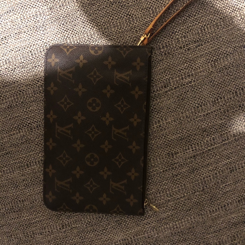 LV neverfull pouch.